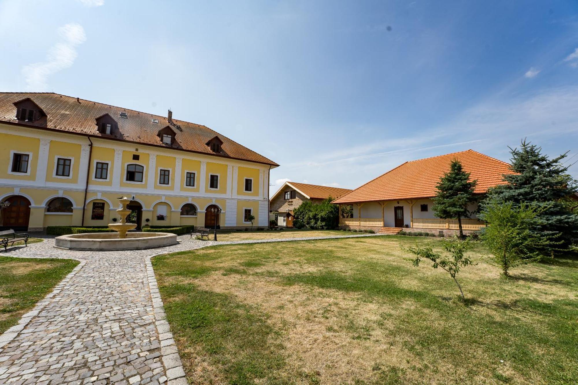 Castel Haller Ogra Dış mekan fotoğraf